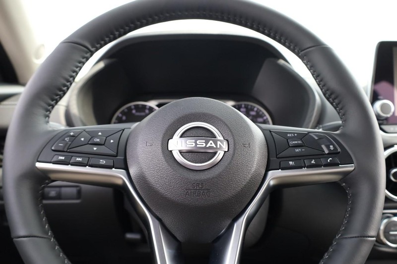 Nissan Sentra Vehicle Image 13