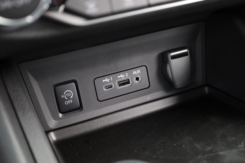 Nissan Sentra Vehicle Image 19