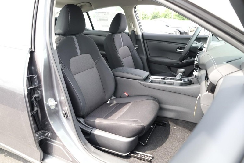 Nissan Sentra Vehicle Image 24