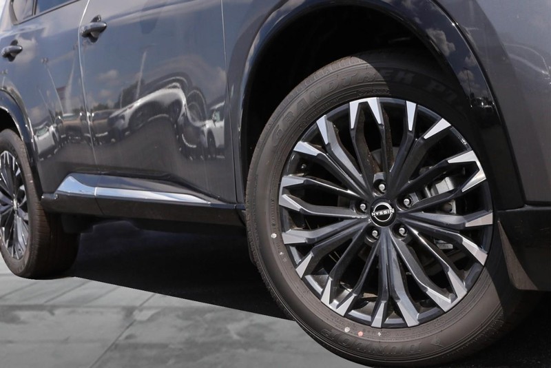 Nissan Rogue Vehicle Image 03