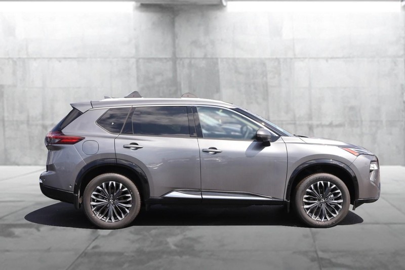 Nissan Rogue Vehicle Image 05