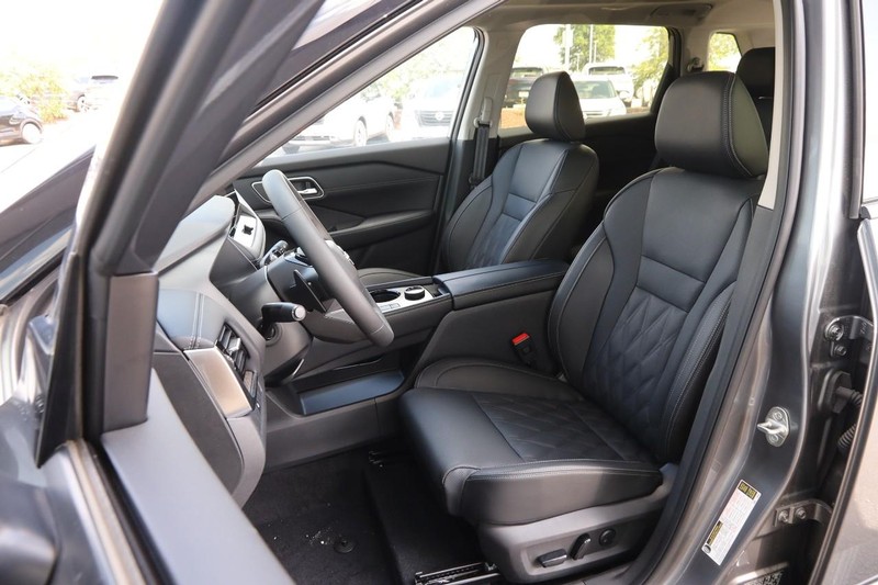 Nissan Rogue Vehicle Image 10