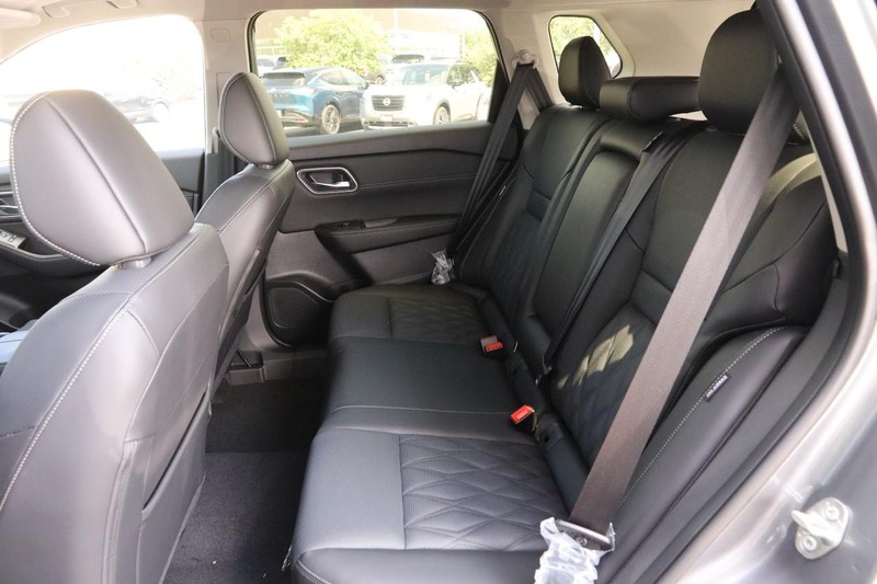 Nissan Rogue Vehicle Image 11