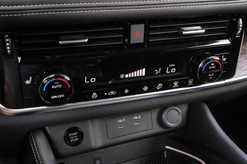 Nissan Rogue Vehicle Image 18