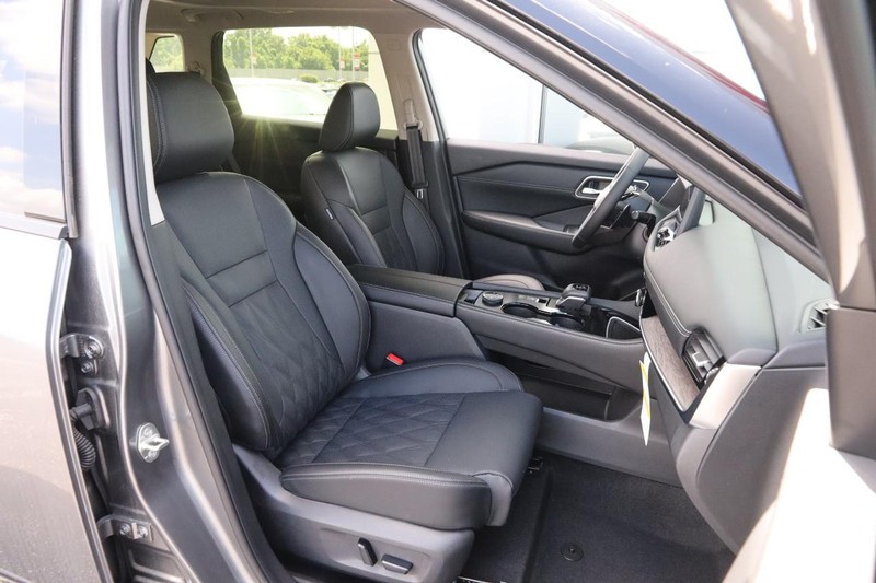 Nissan Rogue Vehicle Image 27