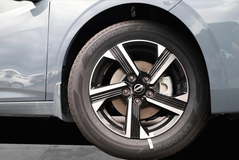 Nissan Sentra Vehicle Image 03