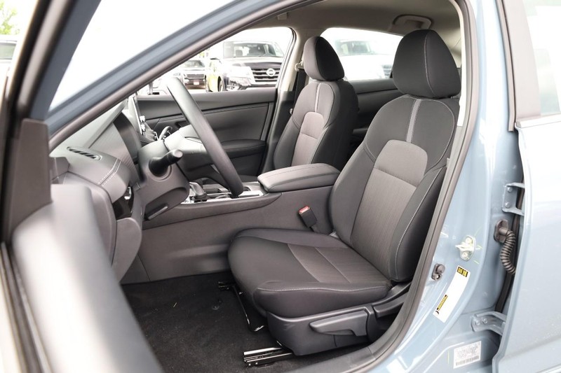 Nissan Sentra Vehicle Image 08