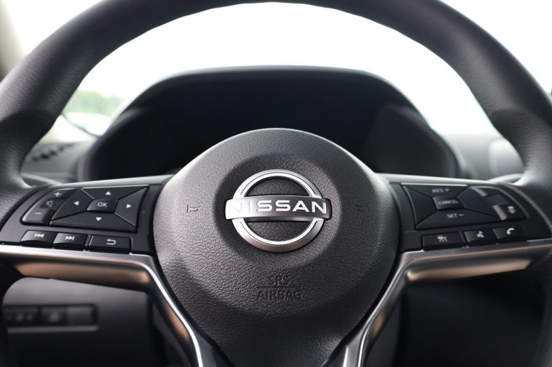 Nissan Sentra Vehicle Image 09