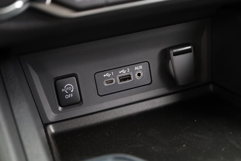 Nissan Sentra Vehicle Image 15
