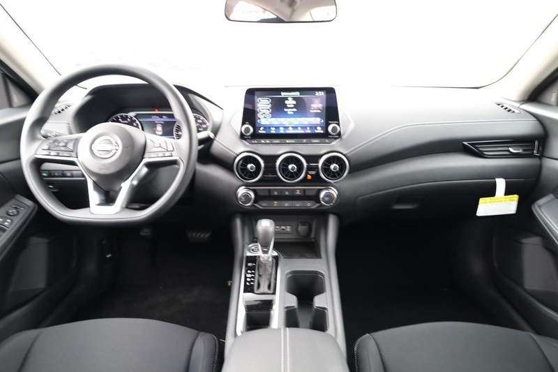 Nissan Sentra Vehicle Image 22