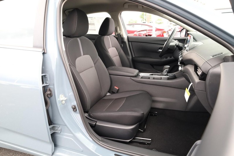 Nissan Sentra Vehicle Image 24