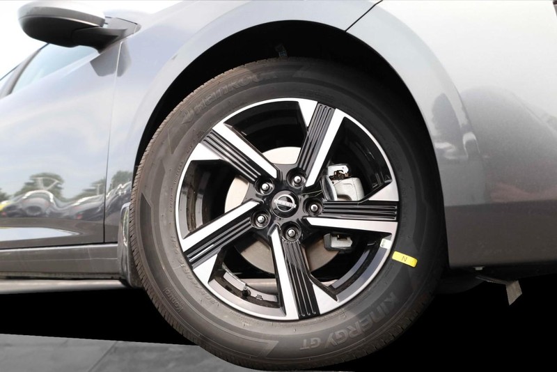 Nissan Sentra Vehicle Image 03