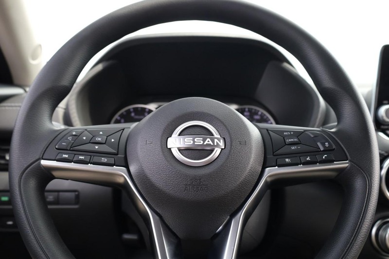 Nissan Sentra Vehicle Image 09