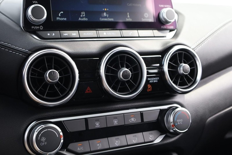 Nissan Sentra Vehicle Image 13