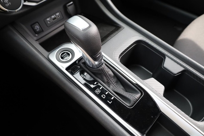 Nissan Sentra Vehicle Image 16