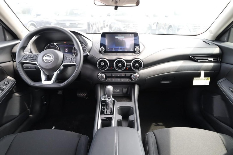 Nissan Sentra Vehicle Image 22