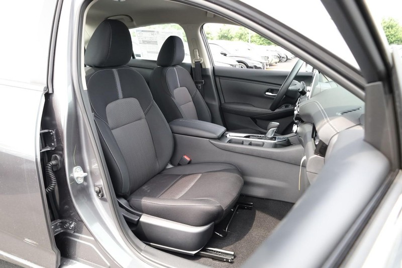 Nissan Sentra Vehicle Image 24