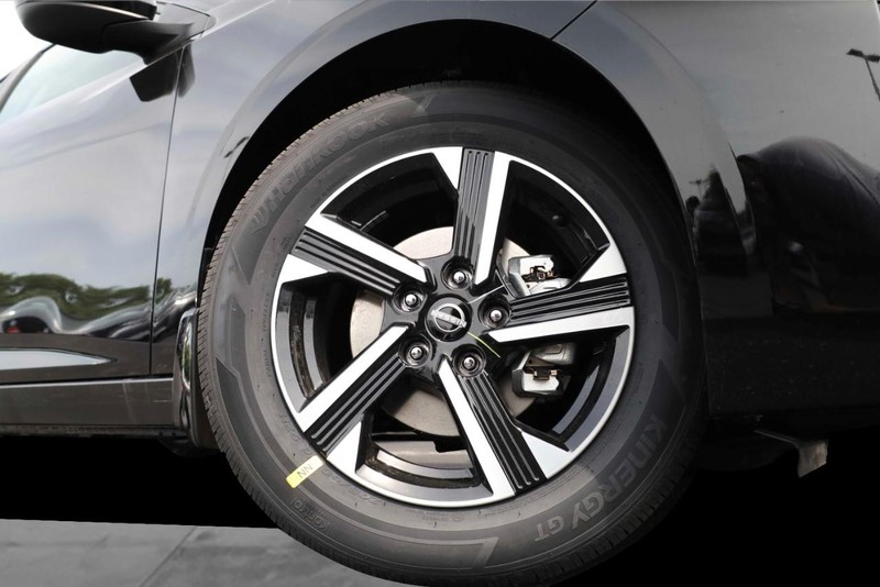 Nissan Sentra Vehicle Image 03