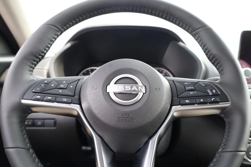 Nissan Sentra Vehicle Image 09