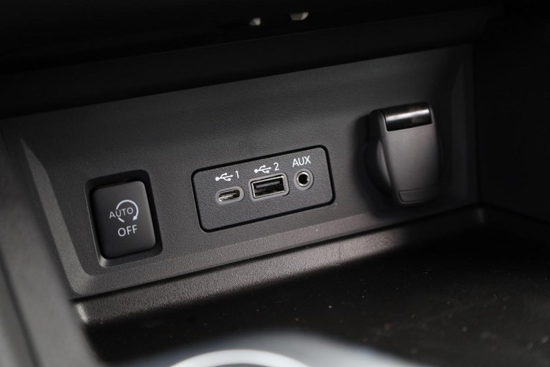 Nissan Sentra Vehicle Image 15