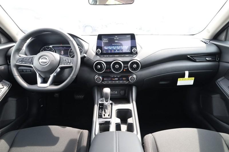 Nissan Sentra Vehicle Image 22