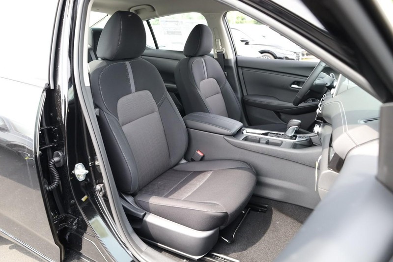 Nissan Sentra Vehicle Image 24