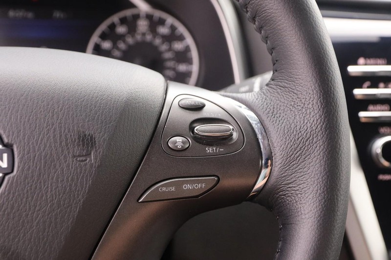 Nissan Murano Vehicle Image 12