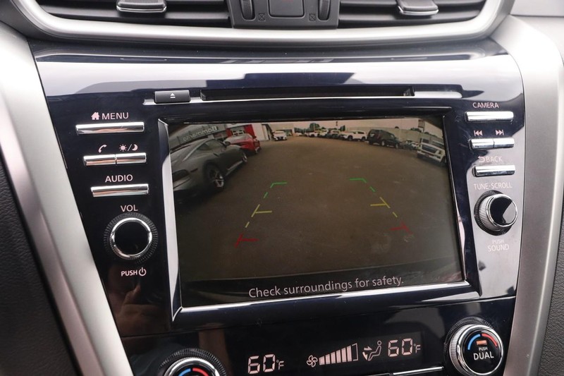 Nissan Murano Vehicle Image 16