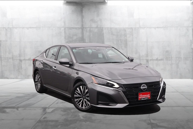 Nissan Altima Vehicle Image 02