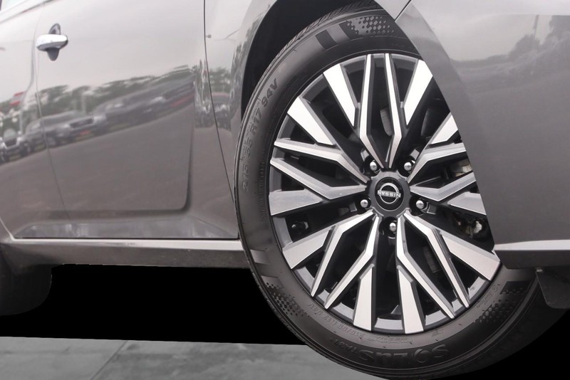 Nissan Altima Vehicle Image 03