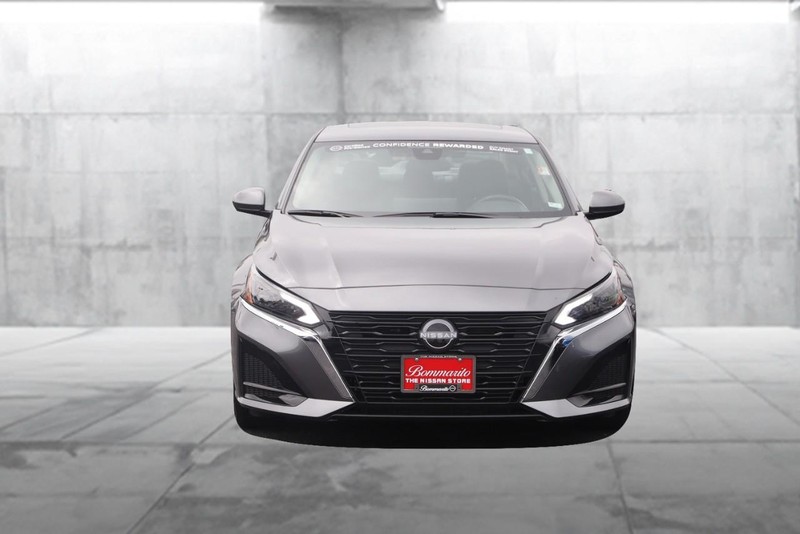 Nissan Altima Vehicle Image 04