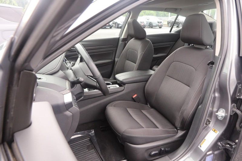 Nissan Altima Vehicle Image 09