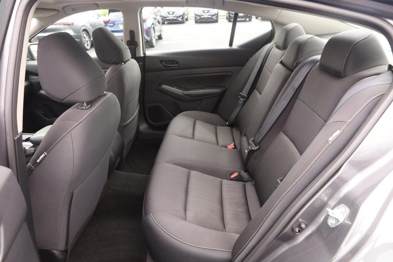 Nissan Altima Vehicle Image 10
