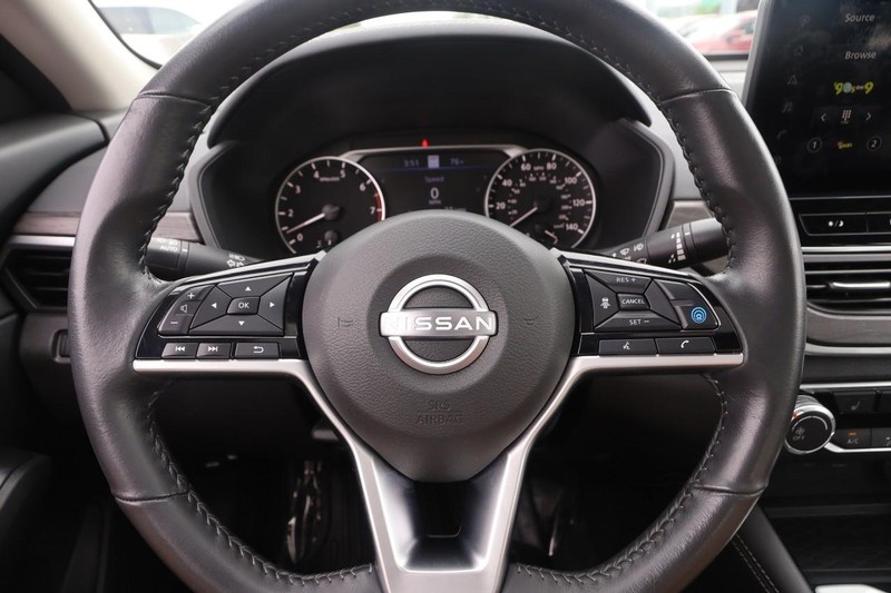 Nissan Altima Vehicle Image 11
