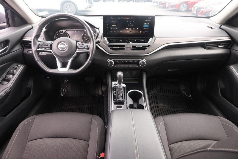 Nissan Altima Vehicle Image 20