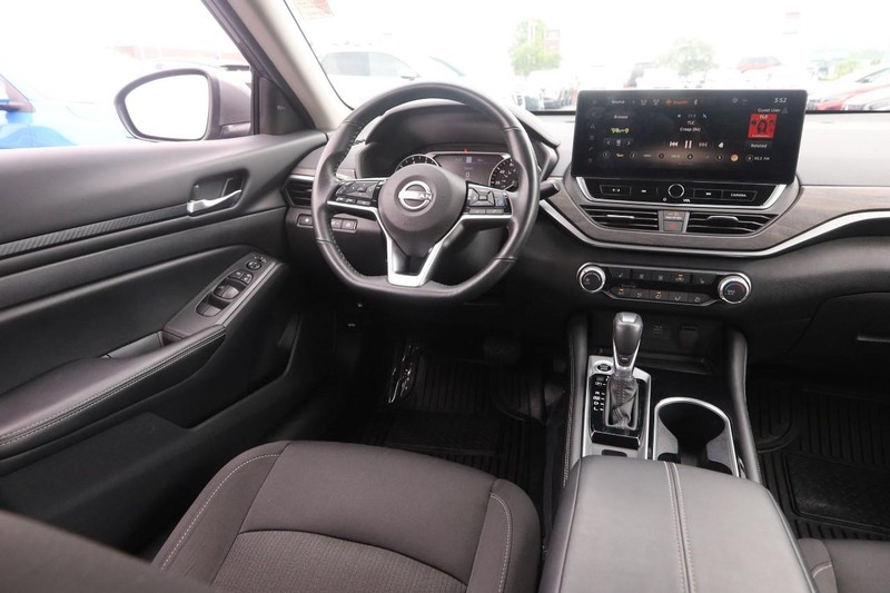 Nissan Altima Vehicle Image 21