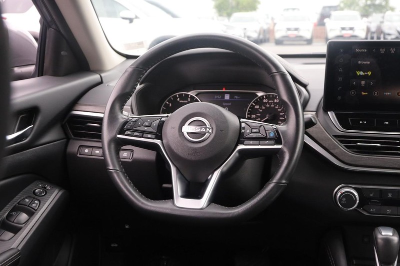 Nissan Altima Vehicle Image 22