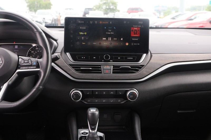 Nissan Altima Vehicle Image 23