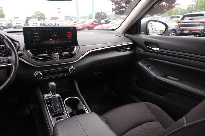 Nissan Altima Vehicle Image 24