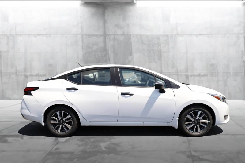 Nissan Versa Vehicle Image 05