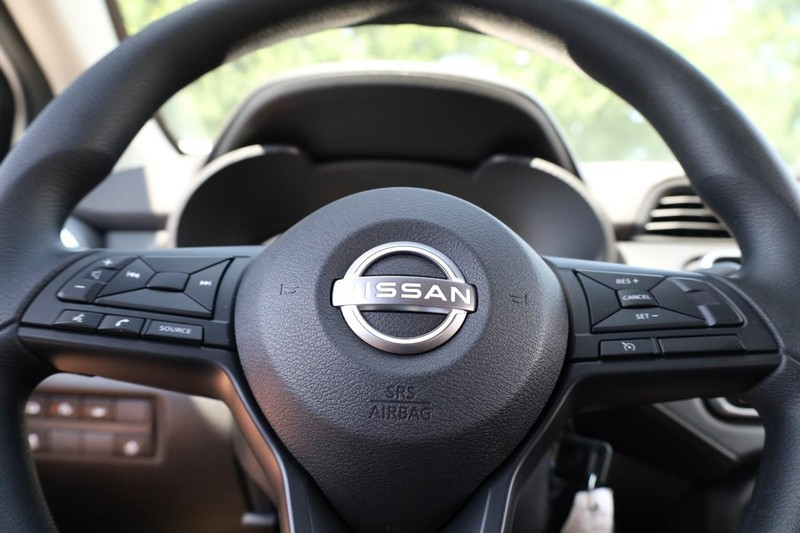 Nissan Versa Vehicle Image 09