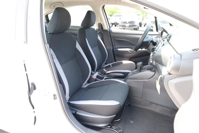 Nissan Versa Vehicle Image 23
