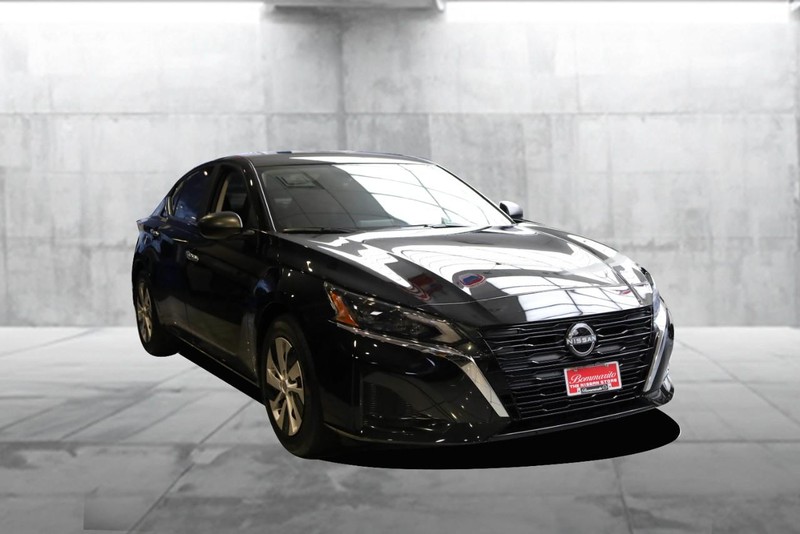 Nissan Altima Vehicle Image 02