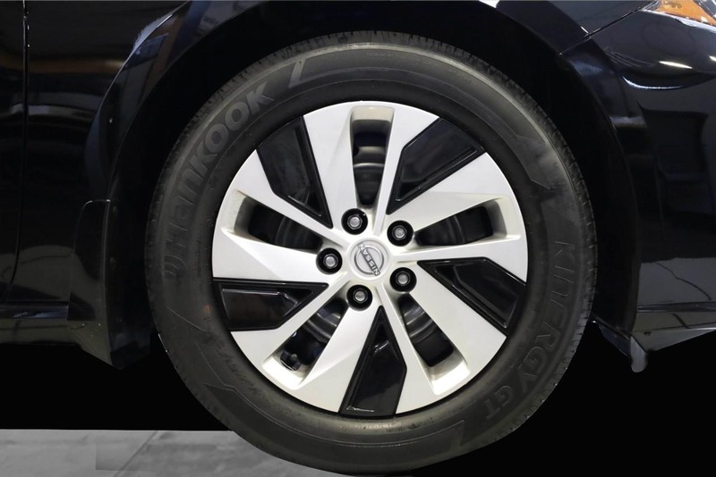 Nissan Altima Vehicle Image 03