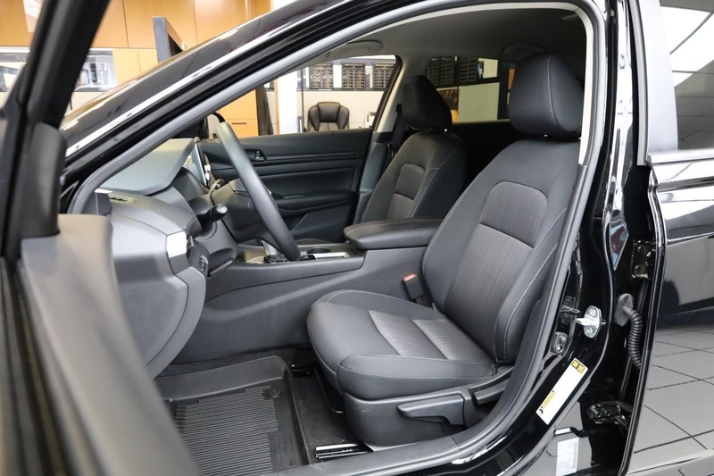 Nissan Altima Vehicle Image 07
