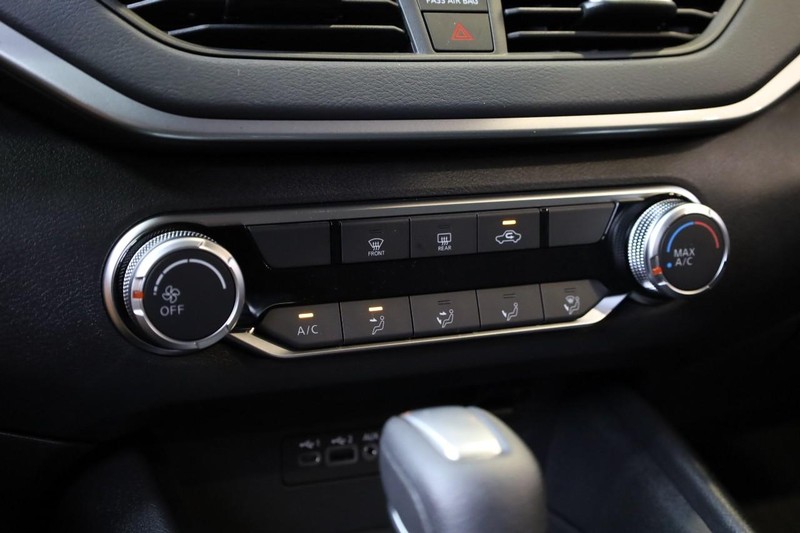 Nissan Altima Vehicle Image 11