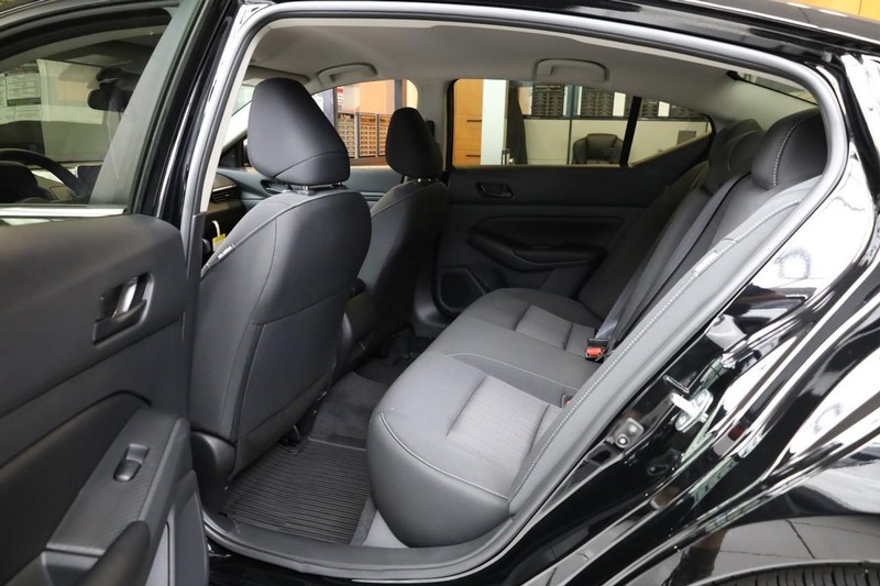 Nissan Altima Vehicle Image 17