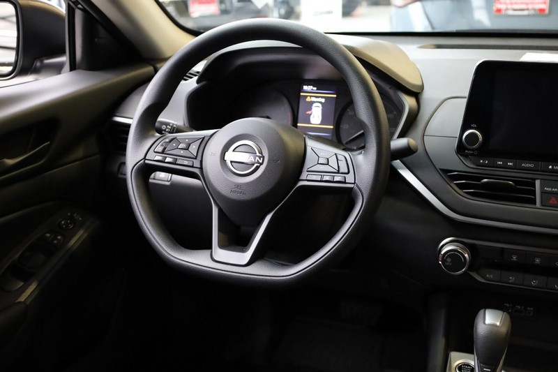 Nissan Altima Vehicle Image 18