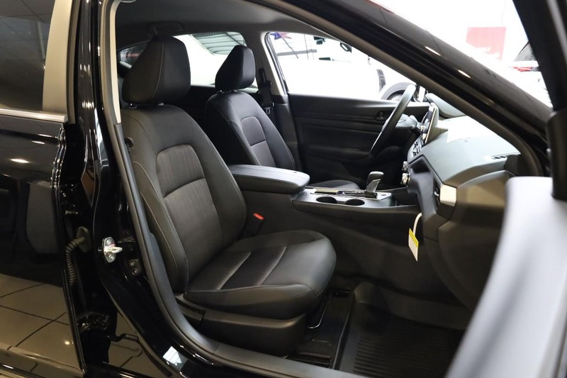 Nissan Altima Vehicle Image 20