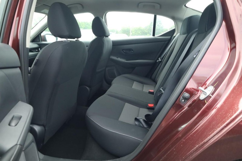 Nissan Sentra Vehicle Image 09